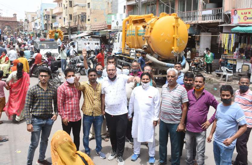 कोटगेट पर सीवर लाइन जाम होने पर किया प्रदर्शन कोटगेट पर सीवर लाइन जाम होने पर किया प्रदर्शन
