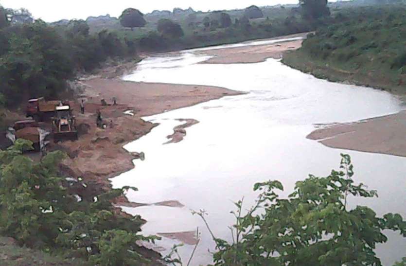 Illegal quarrying, oblivious department doing the contracting company प्रतिबंध के बावजूद भी ठेका कंपनी करा रही अवैध उत्खनन, बेखबर विभाग