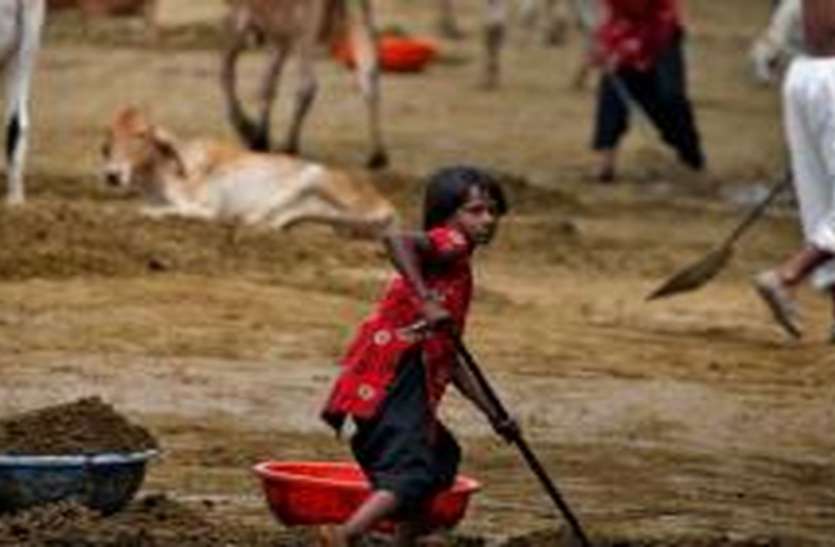 , शिक्षा से बच्चे हुए वंचित, मजदूरी बन रही मजबूरी