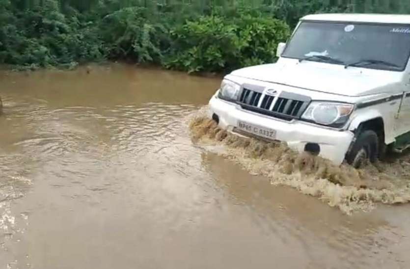 कैचमेंट जोन में बारिश से क्वारी नदी उफनी, डैम ओवरफ्लो, संपर्क बाधित रहा कैचमेंट जोन में बारिश से क्वारी नदी उफनी, डैम ओवरफ्लो, संपर्क बाधित रहा