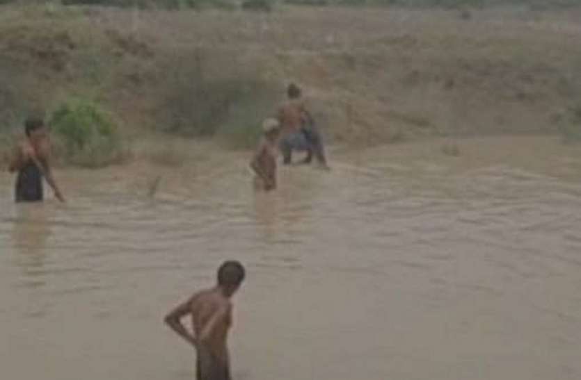 दो मासूमों की जिंदगी निगल गया तालाब का भ्रष्टाचार दो मासूमों की जिंदगी निगल गया तालाब का भ्रष्टाचार