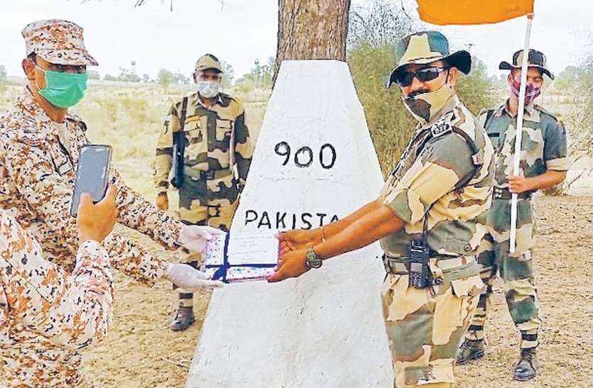 ईद के अवसर पर दो साल बाद बॉर्डर पर बंटी मिठाई ईद के अवसर पर दो साल बाद बॉर्डर पर बंटी मिठाई