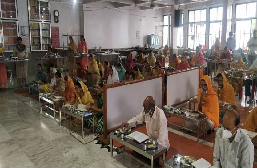 Religion: मंगलगान से गूंज रहे जिनालय, हो रही आराधना Religion: मंगलगान से गूंज रहे जिनालय, हो रही आराधना