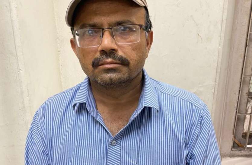 bribe : 5000 रुपए में फर्जी रैपिड एंटीजन टेस्ट रिर्पोट बनाकर दे रहा था स्मीमेर का डॉक्टर bribe : 5000 रुपए में फर्जी रैपिड एंटीजन टेस्ट रिर्पोट बनाकर दे रहा था स्मीमेर का डॉक्टर
