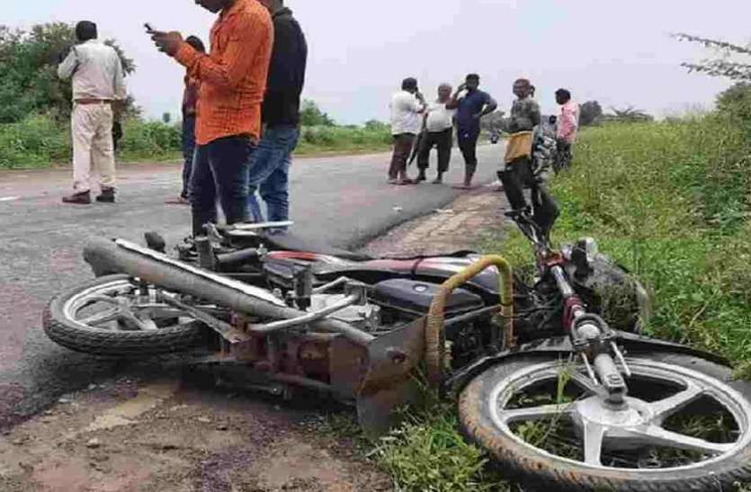 सड़क दुर्घटना में दो की मौत सड़क दुर्घटना में बाइक सवार दो लोगों की मौत