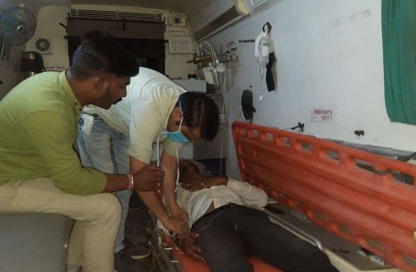 कुंभलगढ़ में अवैध सफारी के दौरान जिप्सी पलटी, चालक गम्भीर कुंभलगढ़ में अवैध सफारी के दौरान जिप्सी पलटी, चालक गम्भीर