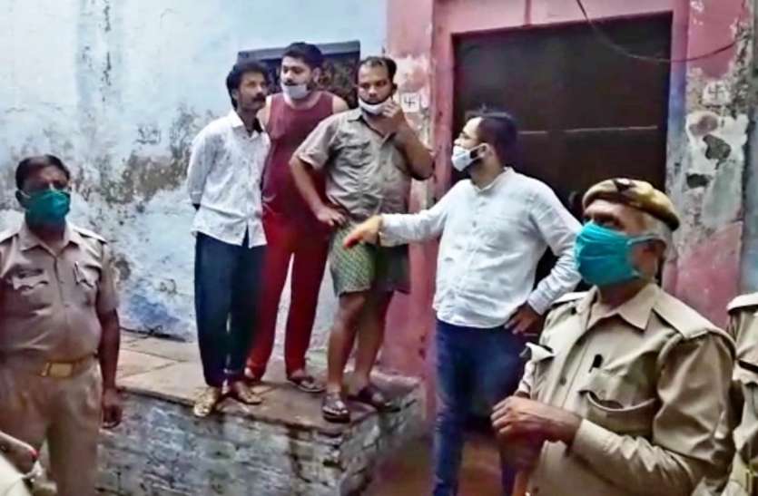 Murder आगरा में महिला और तीन बच्चों की गला रेतकर बेरहमी से हत्या, पुलिस जांच में जुटी