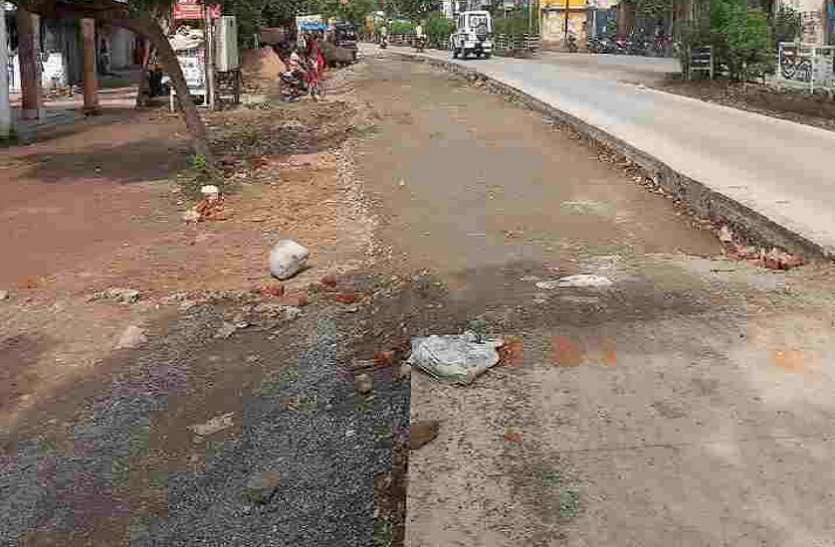 स्मार्ट सिटी रीवा की सड़क स्मार्ट सिटी रीवा की सड़कें दे रहीं दुर्घटना को दावत