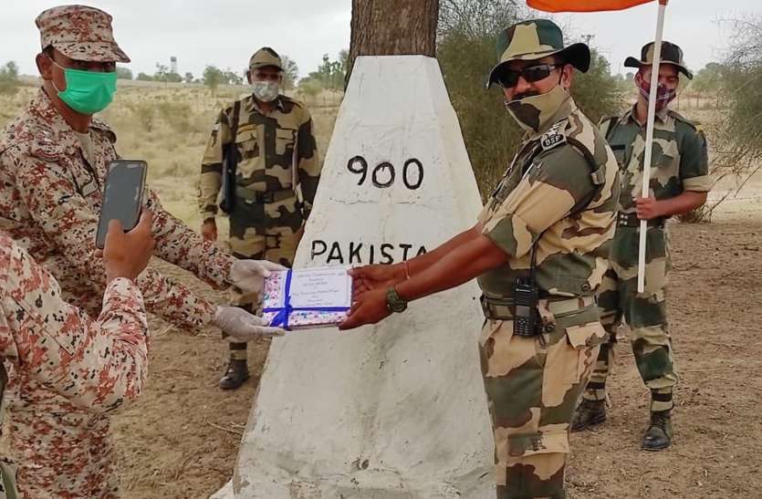 Indo-Pak: दो साल बाद बॉर्डर पर बंटी मिठाई Indo-Pak: दो साल बाद बॉर्डर पर बंटी मिठाई