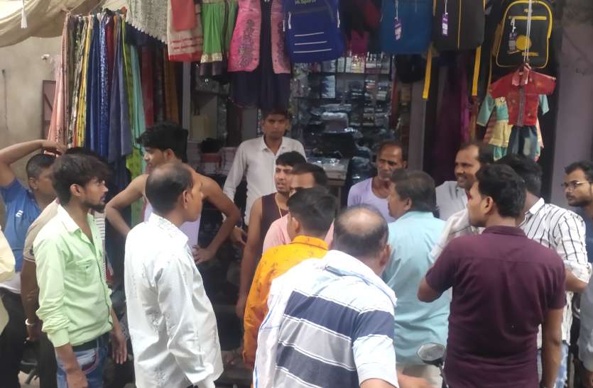दिनदाहड़े गल्ले से नकदी लेकर भागा चोर दिनदाहड़े गल्ले से नकदी लेकर भागा चोर