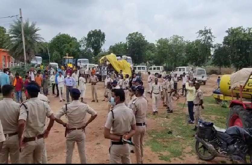 मौके पर मिली 20 डंफर रेत रेत का अवैध उत्खनन व हत्या समेत कई गंभीर अपराधो के आरोपी रुद्र पटेल के घर पुलिस की दबिश