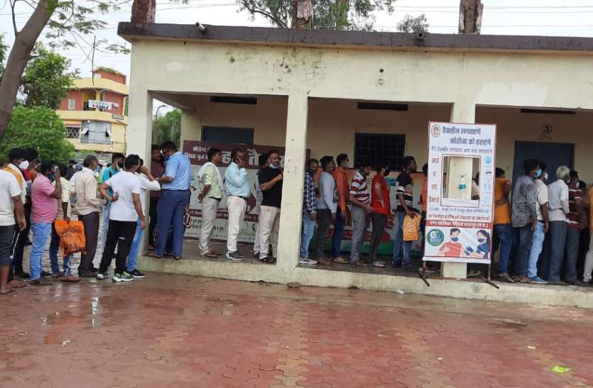 शहर में ऑनलाइन स्लॉट बुकिंग के बाद भी रही भीड़ 71 सेंटरों पर शाम पांच बजे तक 19 हजार लोगों को लगा टीका