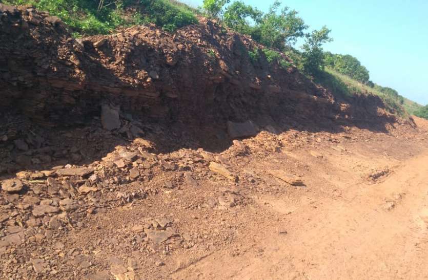 Destruction of the hills of forest land for Murom मुरम के लिए वन भूमि की पहाडिय़ों का मिटा रहे अस्तित्व