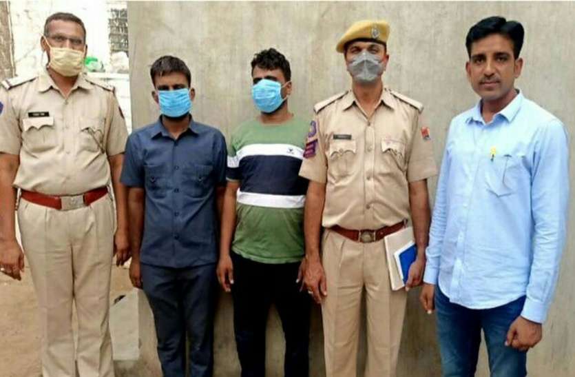 कार से 1.60 लाख रुपए चुराने के दो आरोपी गिरफ्तार कार से 1.60 लाख रुपए चुराने के दो आरोपी गिरफ्तार
