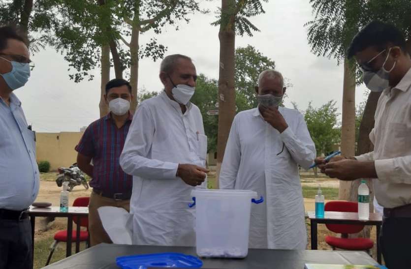 इंग्लिश मीडियम सरकारी पाठशालाओं में प्रवेश के लिए निकाली लॉटरी इंग्लिश मीडियम सरकारी पाठशालाओं में प्रवेश के लिए निकाली लॉटरी