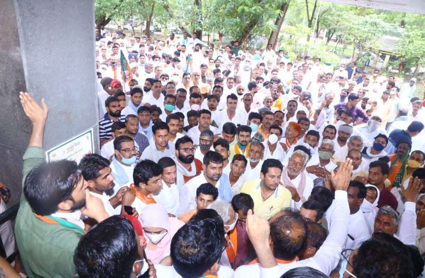 नहरी पानी की मांग, रेग्यूलेशन जारी नहीं करने पर भाजपा नेता घेरेंगे हैड, सभा में पूर्व मंत्री ने समझाया पानी का गणित नहरी पानी की मांग, रेग्यूलेशन जारी नहीं करने पर भाजपा नेता घेरेंगे हैड, सभा में पूर्व मंत्री ने समझाया पानी का गणित