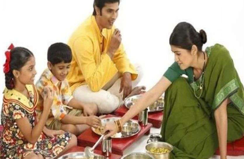 Health Tips Health Tips : जमीन पर बैठकर भोजन करने से स्वास्थ्य को होते हैं यह अनगिनत फायदे