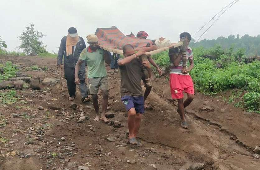 Mandla Medical Service News Mandla Health Department News इलाज के लिए इतनी मशक्कत- खाट पर मरीज, कई किमी का पैदल सफर