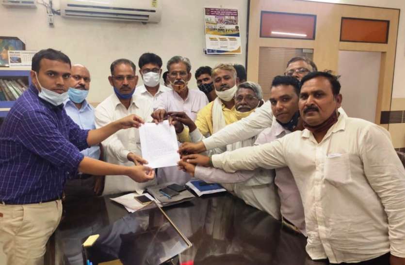 DM Firozabad बंद चूड़ी कारखानों में आज से शुरू हुआ काम, मांगों को लेकर चल रही थी हड़ताल