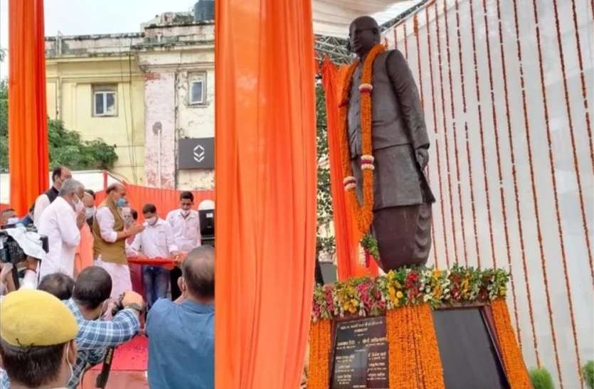 defence minister rajnath singh inaugrated statue of lalji tandon 28 दिन में बनकर तैयार हुई लालजी टंडन की 12.6 फीट की कांस्य प्रतिमा, जानें- लखनऊ में कहां है लगी