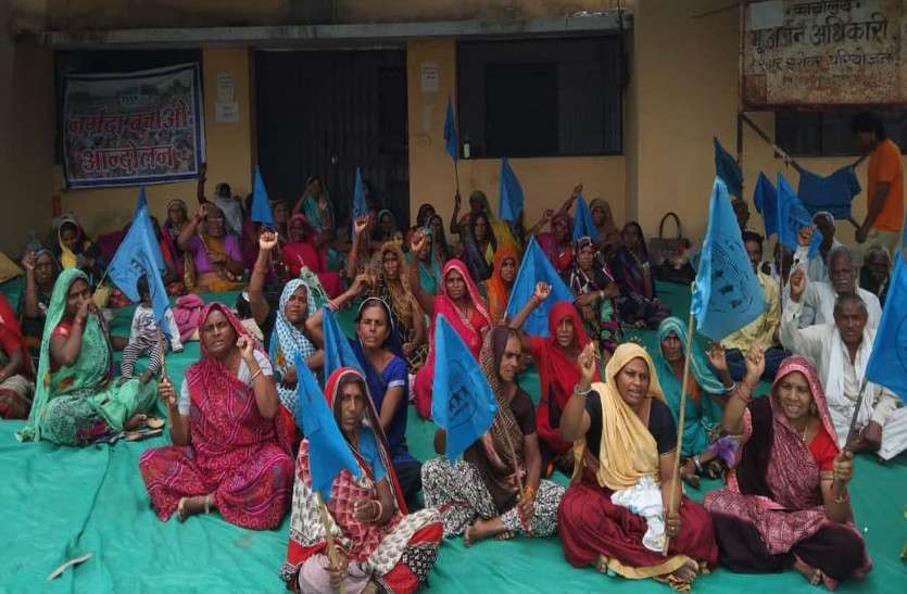 Barwani Narmada Bachao Andolan Barwani Protest डूब प्रभावितों का धरना: एनवीडीए कार्यालय के सामने पकाया भोजन