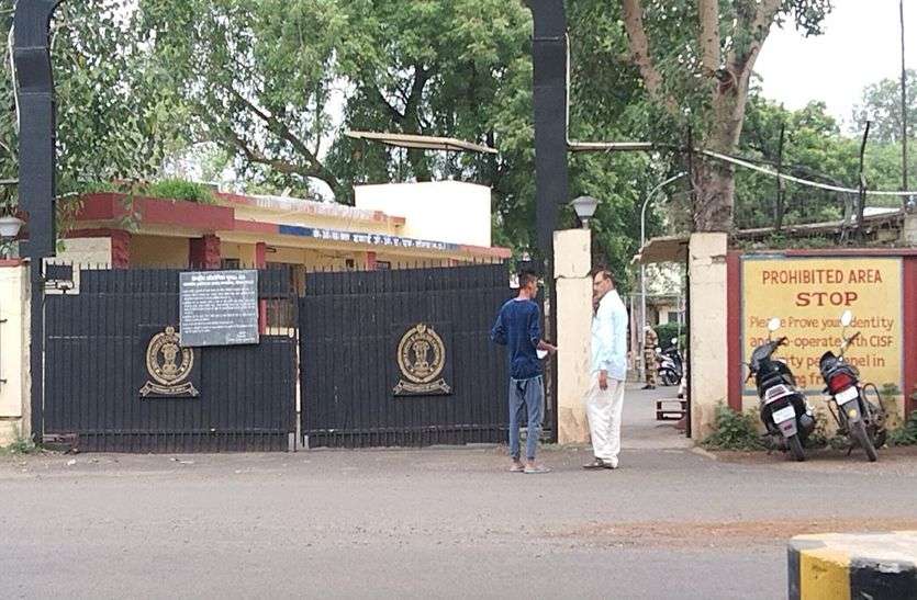 अफीम फैक्ट्री में कोडिंग अधिकारियों से गहनता से पूछताछ कर रही है एसीबी की टीम अफीम फैक्ट्री में कोडिंग अधिकारियों से गहनता से पूछताछ कर रही है एसीबी की टीम