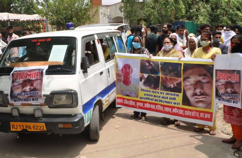 जानलेवा हमले के आरोपियों की गिरफ्तारी की मांग को लेकर प्रदर्शन जानलेवा हमले के आरोपियों की गिरफ्तारी की मांग को लेकर प्रदर्शन