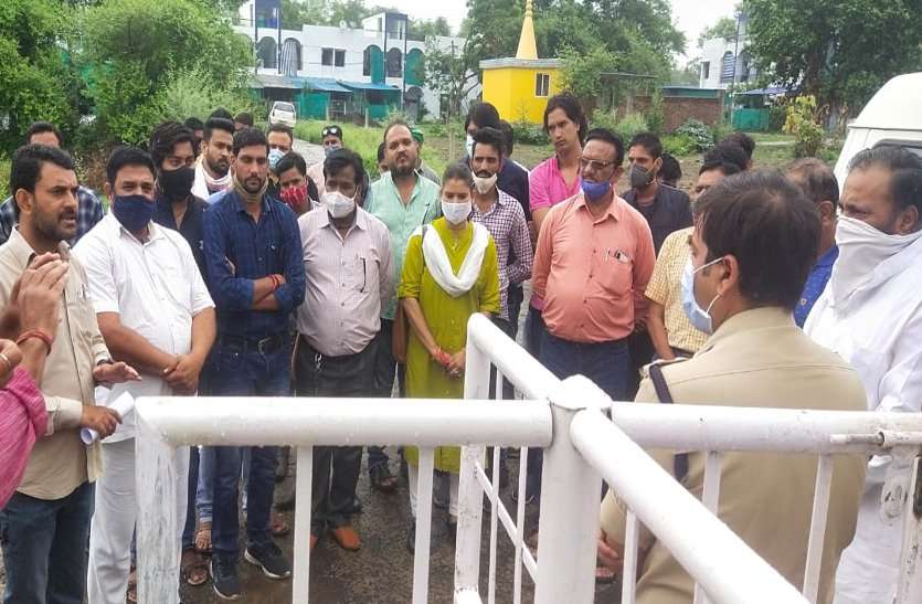 Due to political hatred, the Congress leader told the MLA the threat of life राजनीतिक द्वेष के चलते कांग्रेस नेता ने विधायक से बताया जान का खतरा