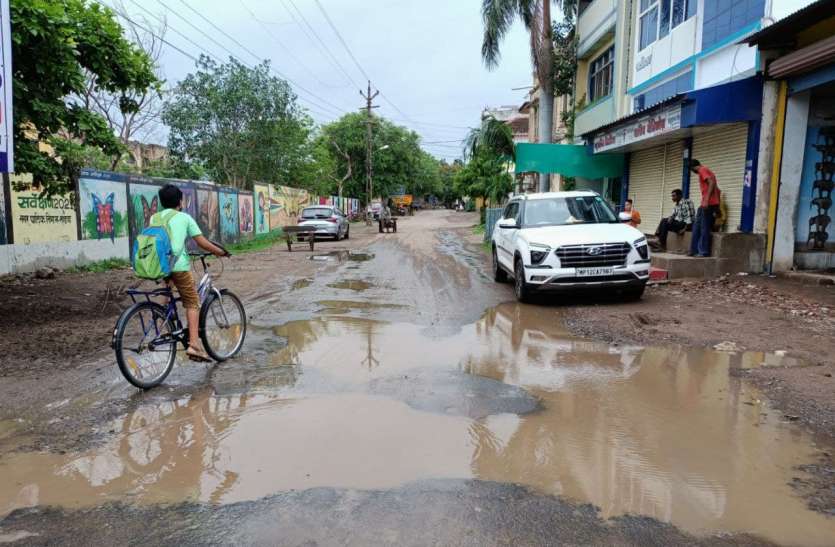 Patchwork of main roads, roads of wards in bad shape मुख्य मार्गों का पैचवर्क, वार्डों की सड़कें खस्ताहाल, वार्डवासी गड्ढों से परेशान