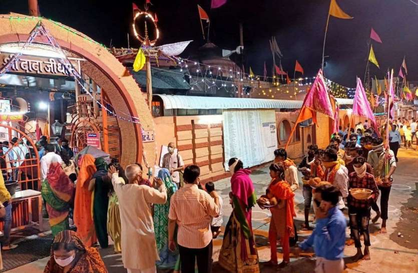 Guru Purnima festival begins at Dadaji Dham दादाजी धाम पर गुरु पूर्णिमा पर्व आरंभ, प्रशासन ने एक दिन का प्रतिबंध और बढ़ाया
