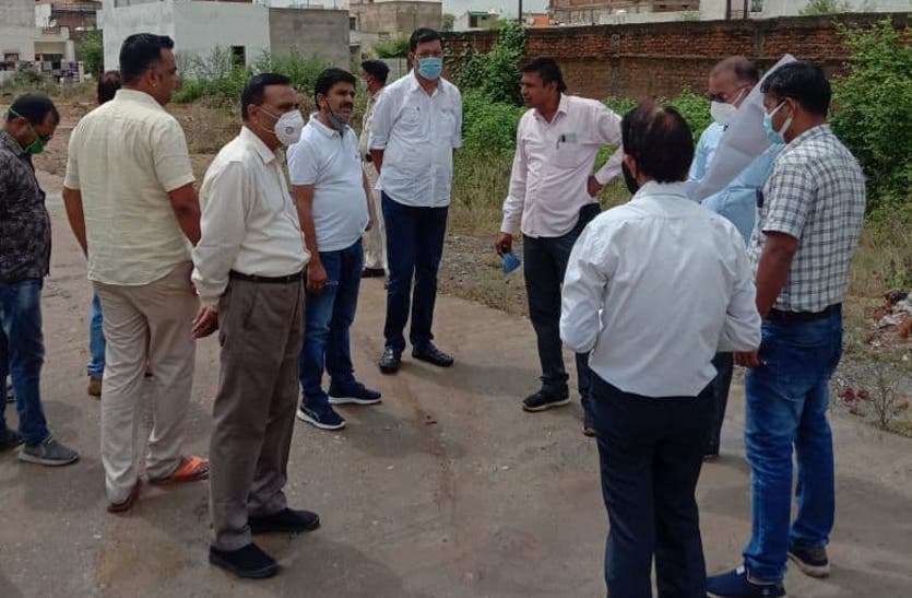 On Wednesday, SDM Balbir Raman, Municipal Commissioner Satyendra Dhakre, Tehsildar Sandeep Srivastava along with Revenue and other officers of Municipal Corporation reached Shubhacity Colony. दो सौ परिवारों को सुविधा युक्त मकान के सपने पर बिल्डर ने फेरा पानी