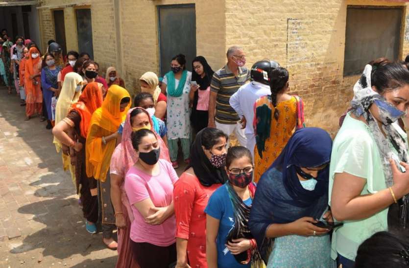 शहर में साढ़े बारह बजे तक ऑनलाइन व इसके बाद ऑफ लाइन लगेगी वैक्सीन शहर में साढ़े बारह बजे तक ऑनलाइन व इसके बाद ऑफ लाइन लगेगी वैक्सीन
