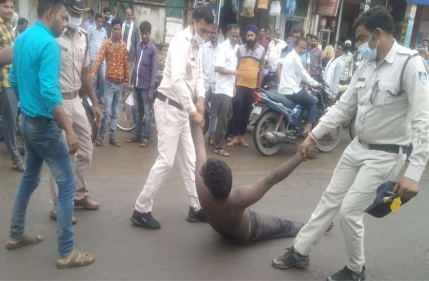 In a state of intoxication, a young man created a ruckus in the bank, kept swinging even on the road, there was a jam नशे की हालत में एक युवक ने बैंक में मचाया उत्पात, सड़क पर भी करता रहा झूमाझटकी, लग गया था जाम