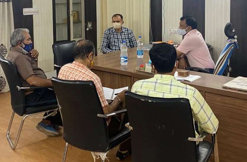 एडीएम ने ली अधिकारियों की बैठक एडीएम ने ली अधिकारियों की बैठक