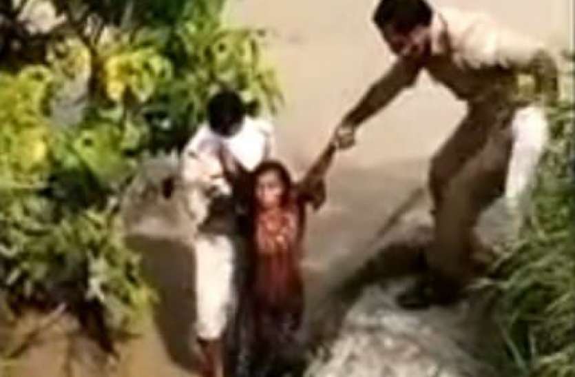 police.jpg आत्महत्या करने के लिए गर्भवती ने महिला नहर में कूदी, पुलिस ने बचाया