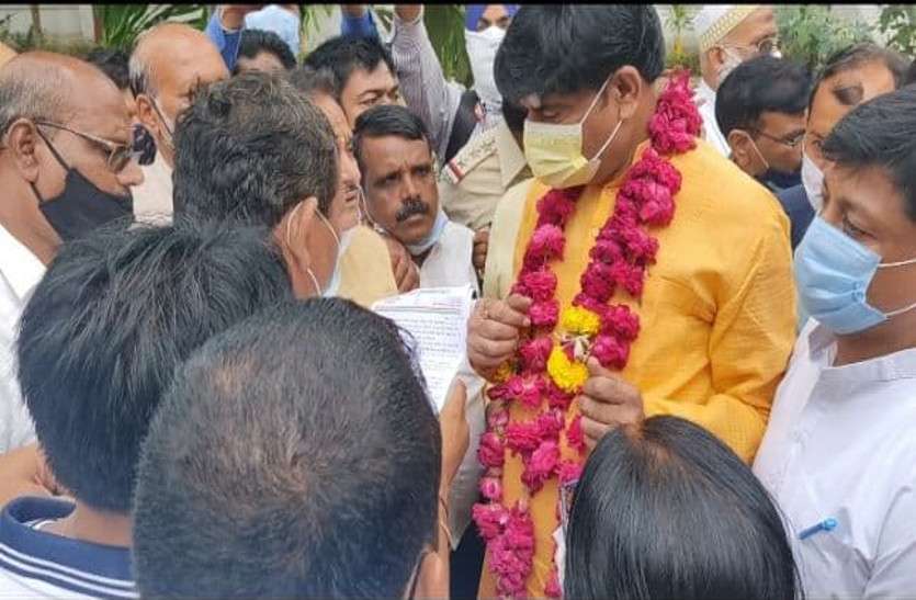 MP Minister OPS Bhadauria Ratlam News शहर में मात्र 2 दिन मिल रहा पेयजल, घिर गए मंत्री