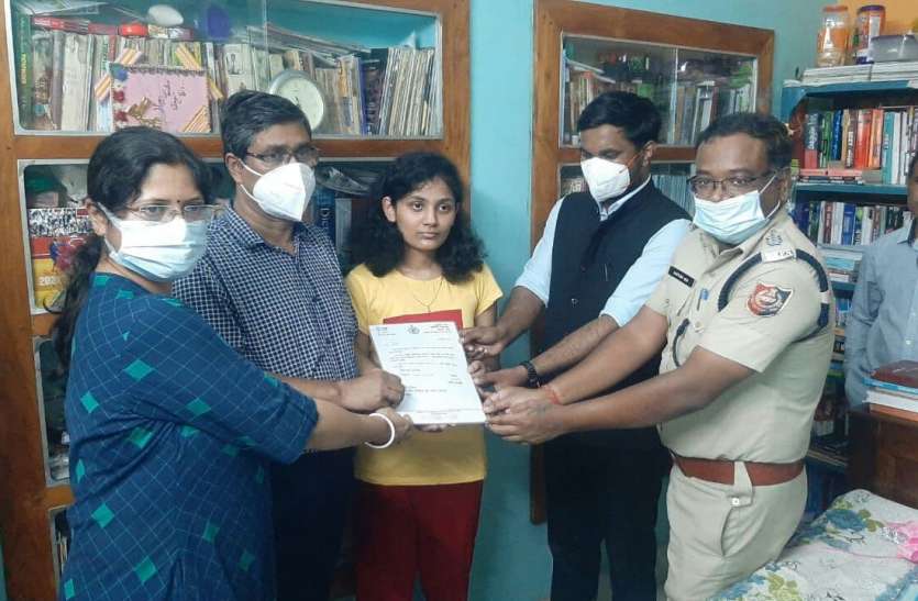 Bengal: मुर्शिदाबाद की बेटी ने किया टॉप Bengal: मुर्शिदाबाद की बेटी ने किया टॉप
