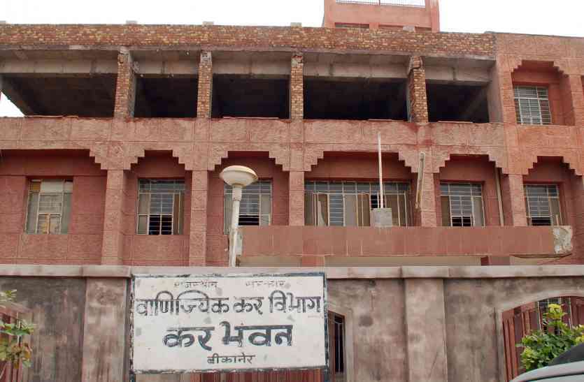 व्यापारियों से अधिकारी कर रहे समझाइश, 42 करोड़ रुपए माफ व्यापारियों से अधिकारी कर रहे समझाइश, 42 करोड़ रुपए माफ