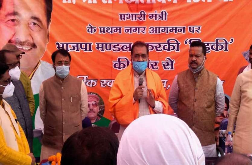 public said- Sir, first get ration प्रभारी मंत्री ने लगाई चौपाल, जनता ने कहा- साहब पहले राशन तो दिलाओ