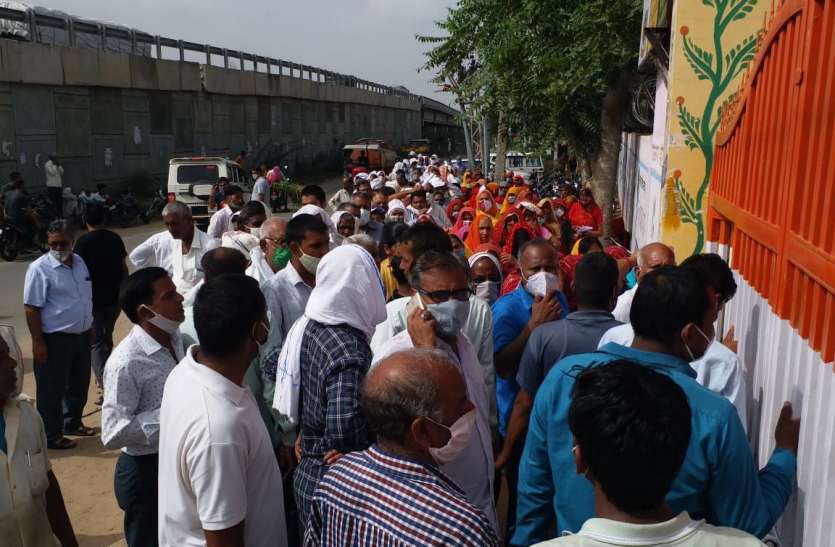 कोरोना की तीसरी लहर की चेतावनी के बाद भी नहीं चेत रहे लोग कोरोना की तीसरी लहर की चेतावनी के बाद भी नहीं चेत रहे लोग