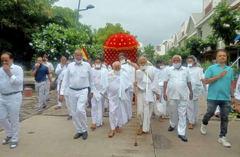 SURAT NEWS DAYRI: संतवृंद की चातुर्मास मंगल प्रवेश यात्रा SURAT NEWS DAYRI: संतवृंद की चातुर्मास मंगल प्रवेश यात्रा
