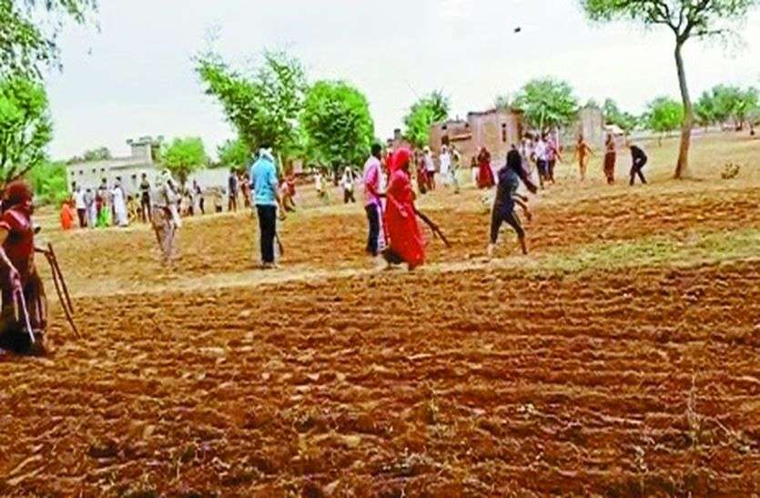 जमीन को लेकर दो पक्षों में खूनी संघर्ष, दो दर्जन लोग घायल जमीन को लेकर दो पक्षों में खूनी संघर्ष, दो दर्जन लोग घायल