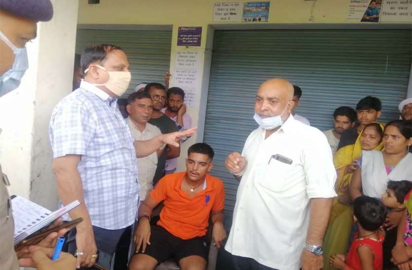 पीड़ित से पूछताछ करते पुलिस अधीक्षक युवक को गोली मारने के बाद जनसेवा केंद्र में लूट की कोशिश, बाइक छीन भागे बदमाश