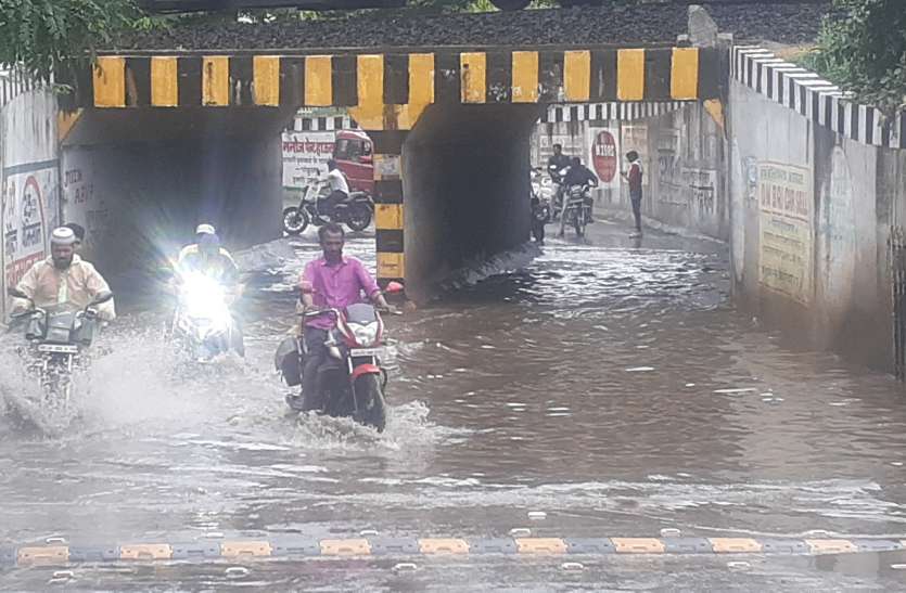 chhindwara नदी नाले ऊफान पर, कई जगह बढ़ी परेशानी