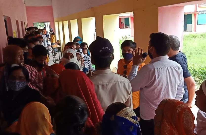 ऑनलाइन वैक्सीNo information about online vaccination booking, hundreds of beneficiaनेशन बुकिंग की नहीं जानकारी, टीका लगाने पहुंचे सैकड़ों बेनेफेशरी, अनियंत्रित हुई भीड़ ऑनलाइन वैक्सीनेशन बुकिंग की नहीं जानकारी, टीका लगाने पहुंचे सैकड़ों बेनेफेशरी, अनियंत्रित हुई भीड़