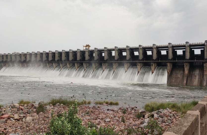 लगातार बारिश ने बनाए बाढ़ के हालात लगातार बारिश ने बनाए बाढ़ के हालात