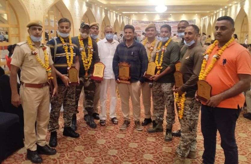 Dholpur police team respected in Agra regarding doctor kidnapping case चिकित्सक अपहरण मामले को लेकर धौलपुर पुलिस टीम का आगरा में सम्मान