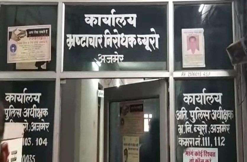 एसीबी मुख्यालय में पेश हुए रिटायर्ड आइपीएस भैरोसिंह गुर्जर एसीबी मुख्यालय में पेश हुए रिटायर्ड आइपीएस भैरोसिंह गुर्जर