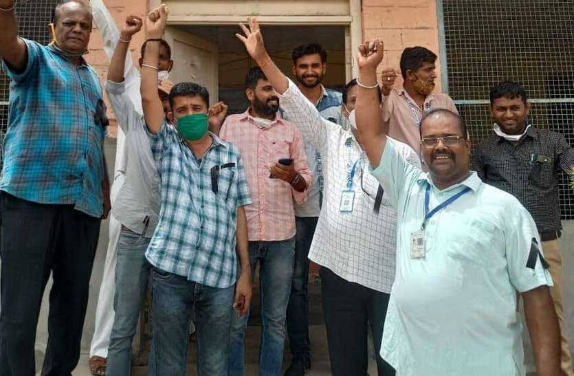 सूत्री मांगों को लेकर मंत्रालयिक कर्मचारियों ने काली पट्टी बांध जताया विरोध 7सूत्री मांगों को लेकर मंत्रालयिक कर्मचारियों ने काली पट्टी बांध जताया विरोध