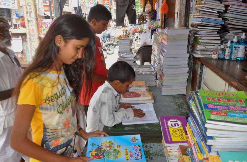 किताबों के साथ सजने लगे बस्ते, बस आदेश का इंतजार किताबों के साथ सजने लगे बस्ते, बस आदेश का इंतजार